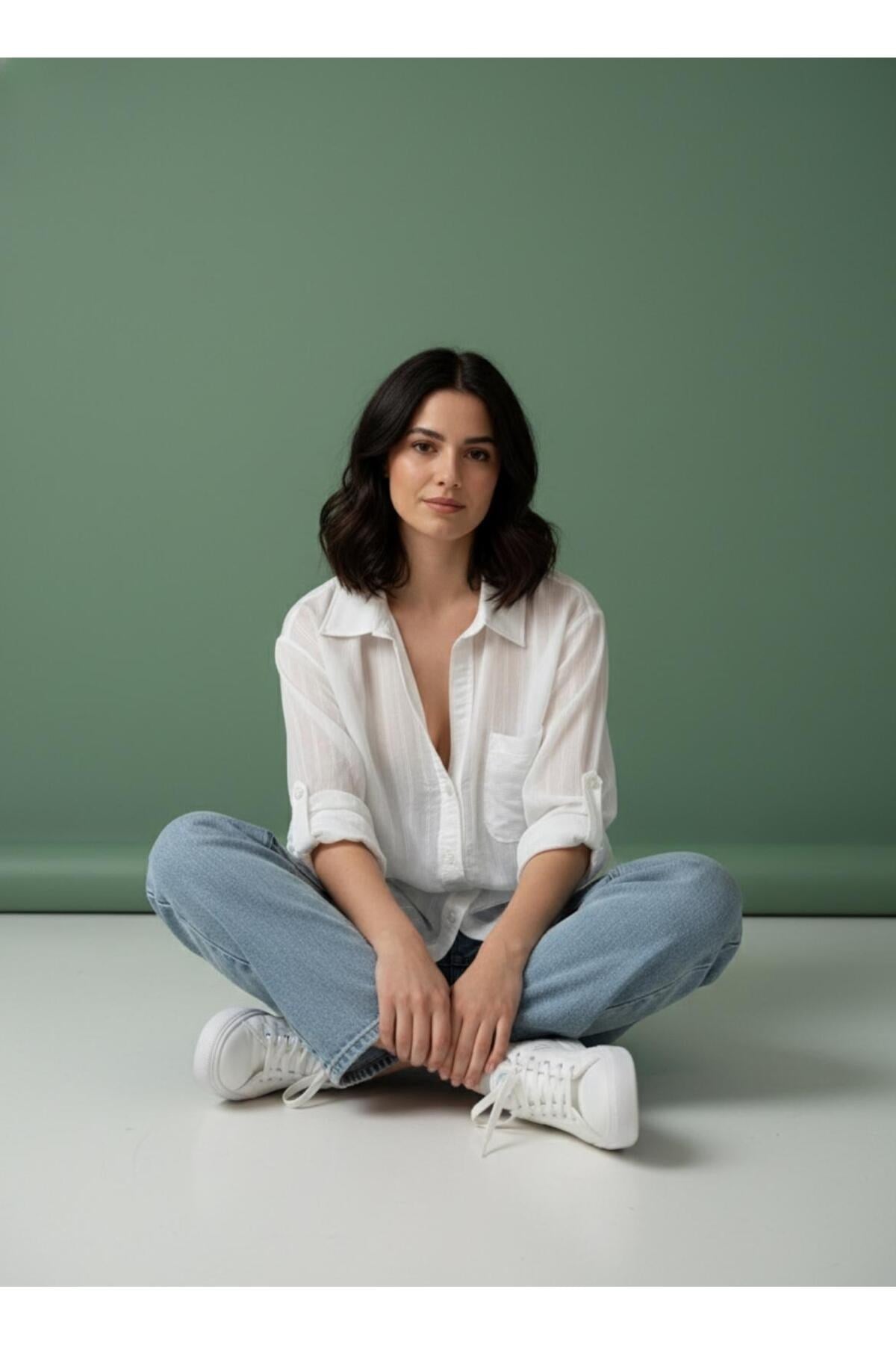 Kadın Beyaz Oversize Tek Cepli Transparan Dokulu Gömlek – Rahat Kesim Basic Şık Gömlek