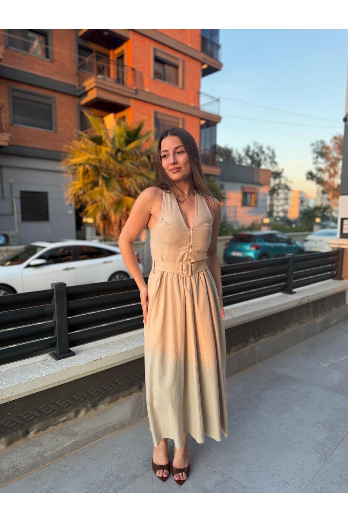 Kadın Keten Midi Elbise Kemerli Halter Yaka Sırt Detaylı Yazlık Şık Elbise