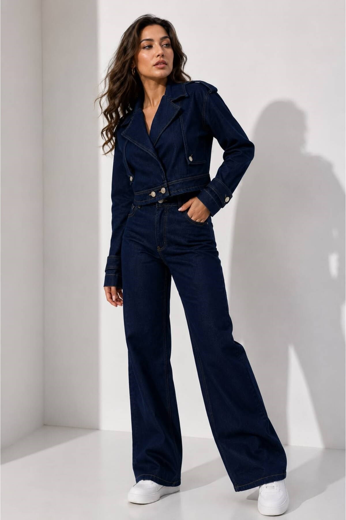 Kadın Lacivert Denim Takım – Düğme Detaylı Crop Ceket & Yüksek Bel Bol Paça Jean Pantolon