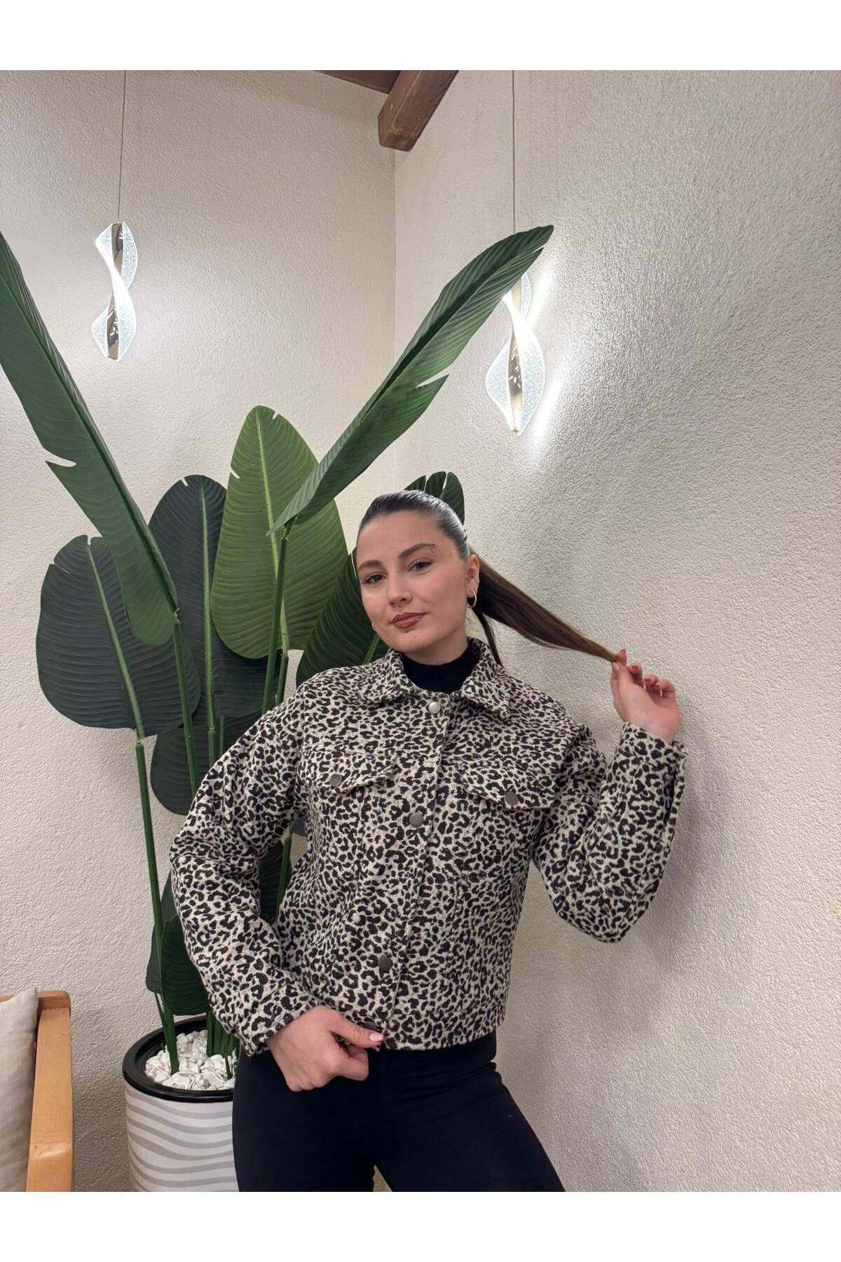 Kadın Leopar Desenli Kısa Ceket – Modern Kesim Günlük Şık Ceket