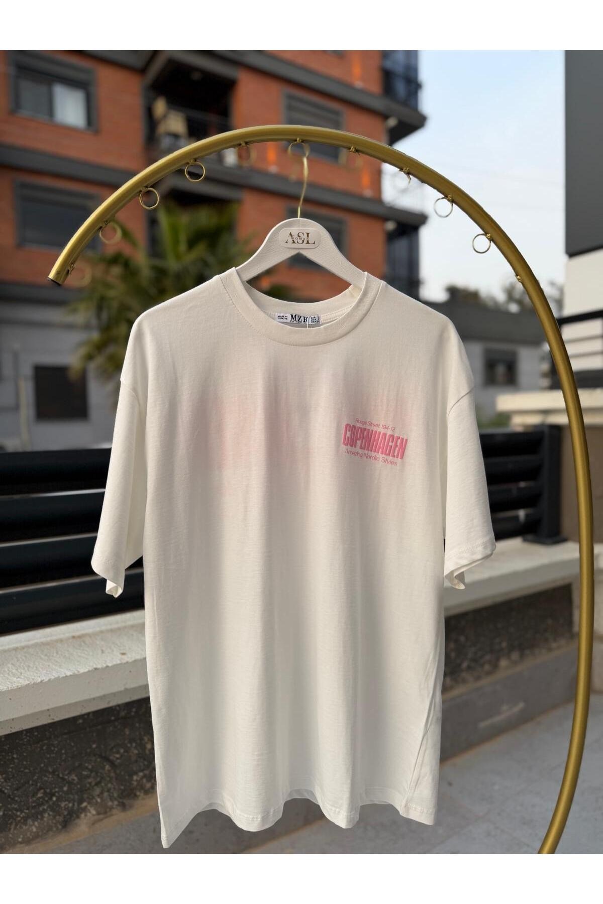 Kadın Oversize Baskılı Tişört COPENHAGEN Yazılı Salaş Kesim Basic Beyaz T-Shirt