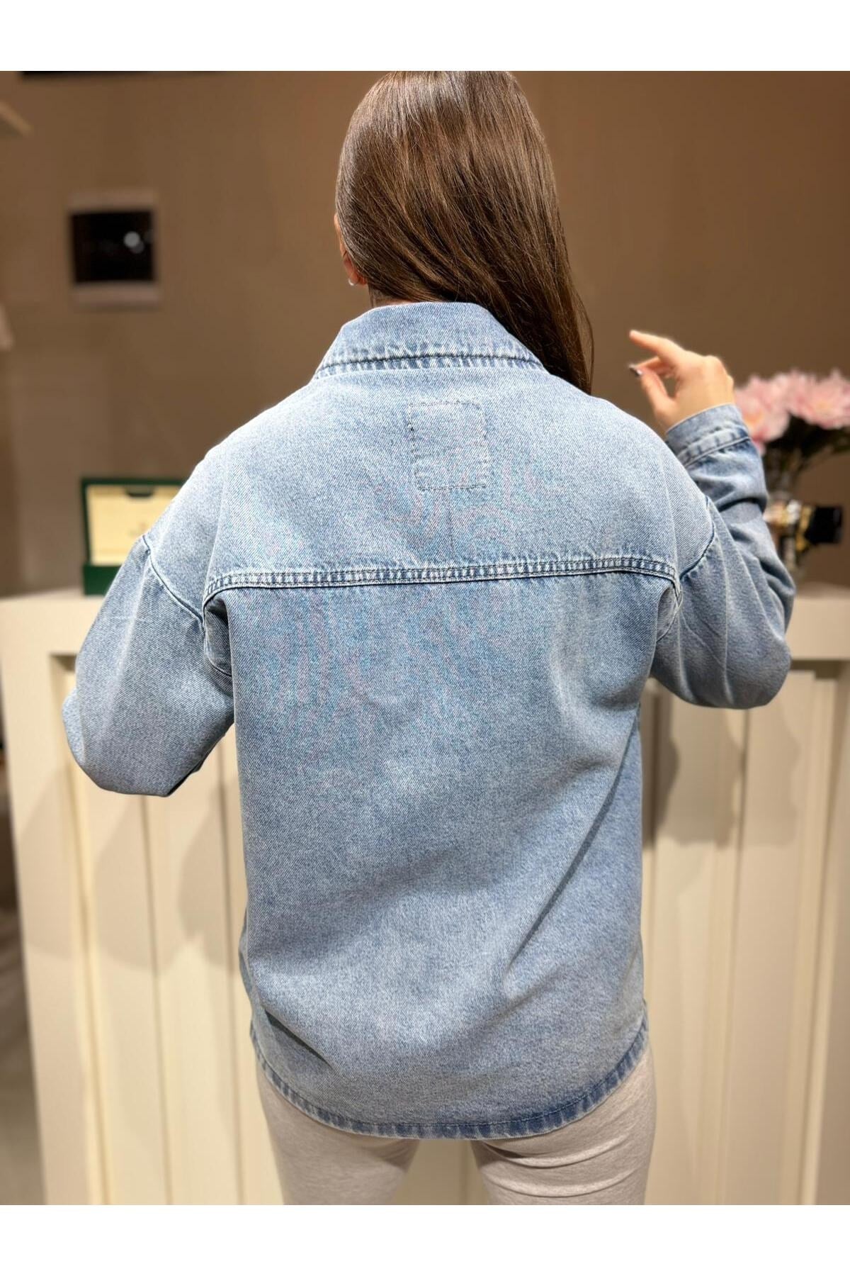 Kadın Taş Detaylı Oversize Kot Ceket – Açık Mavi Düğmeli Jean Ceket