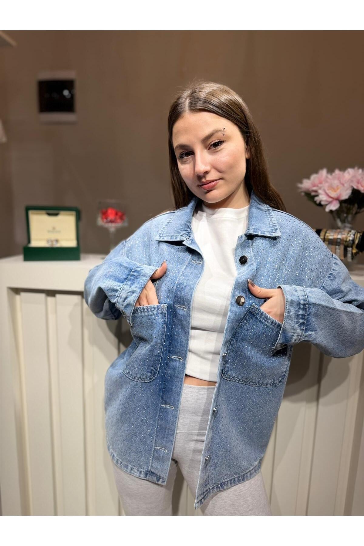 Kadın Taş Detaylı Oversize Kot Ceket – Açık Mavi Düğmeli Jean Ceket