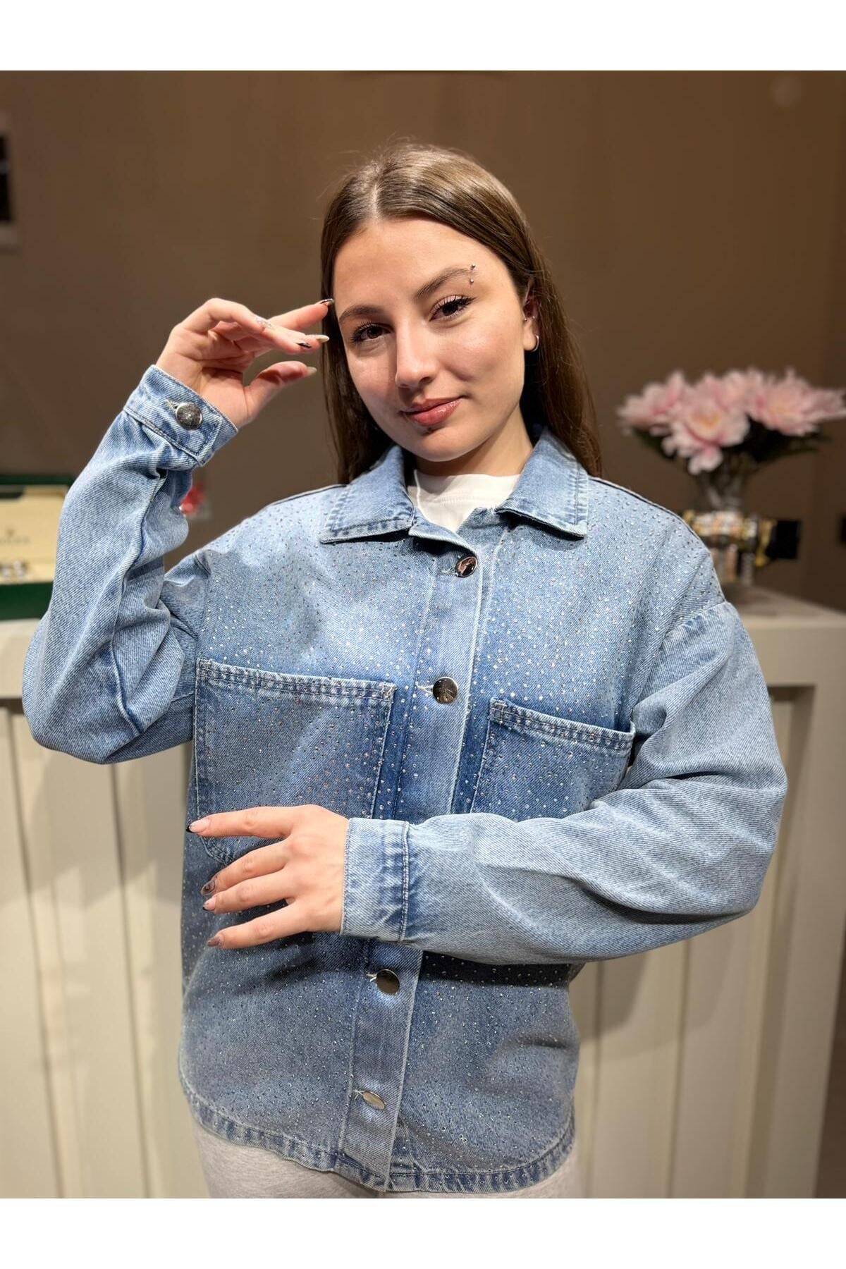 Kadın Taş Detaylı Oversize Kot Ceket – Açık Mavi Düğmeli Jean Ceket
