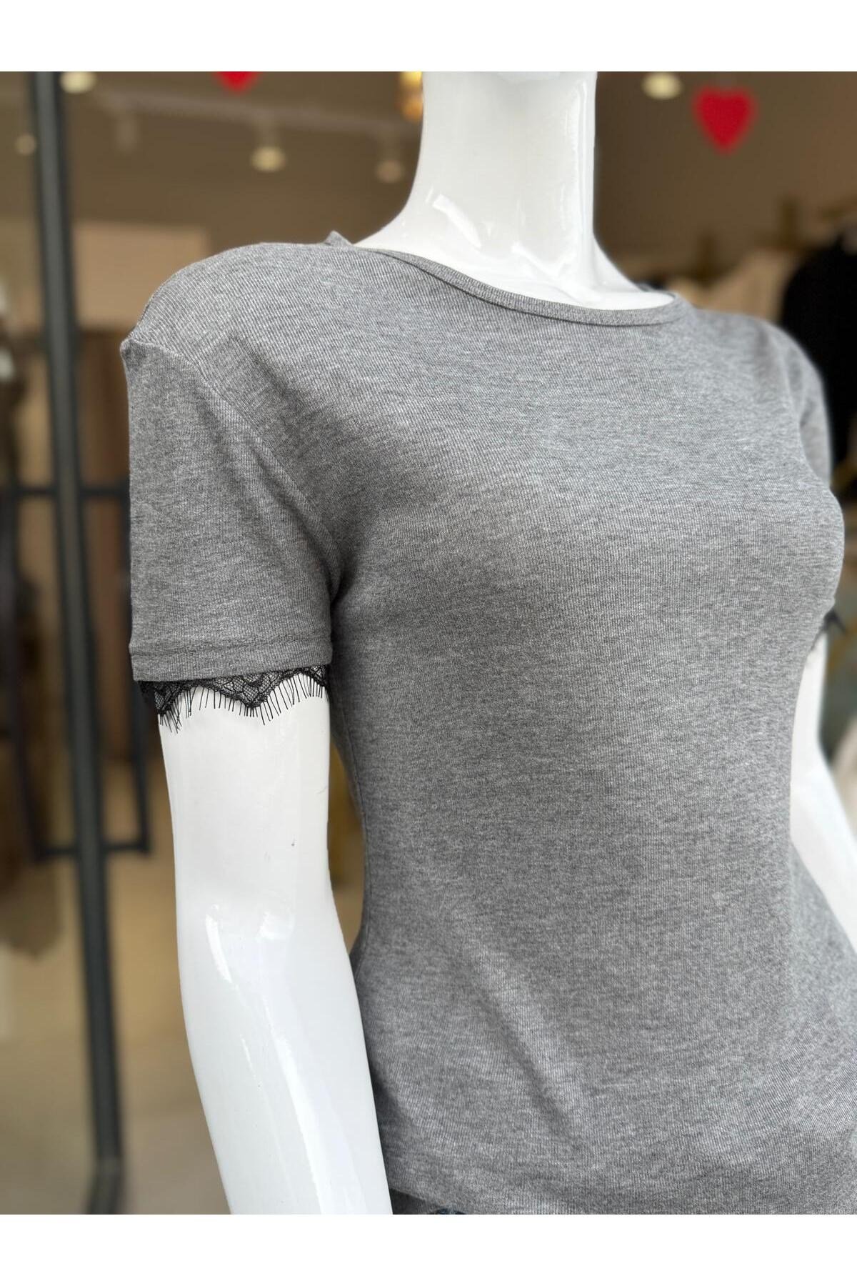 Kolu Dantel Detaylı Basic T-Shirt – Kısa Kollu Günlük Kadın T-Shirt