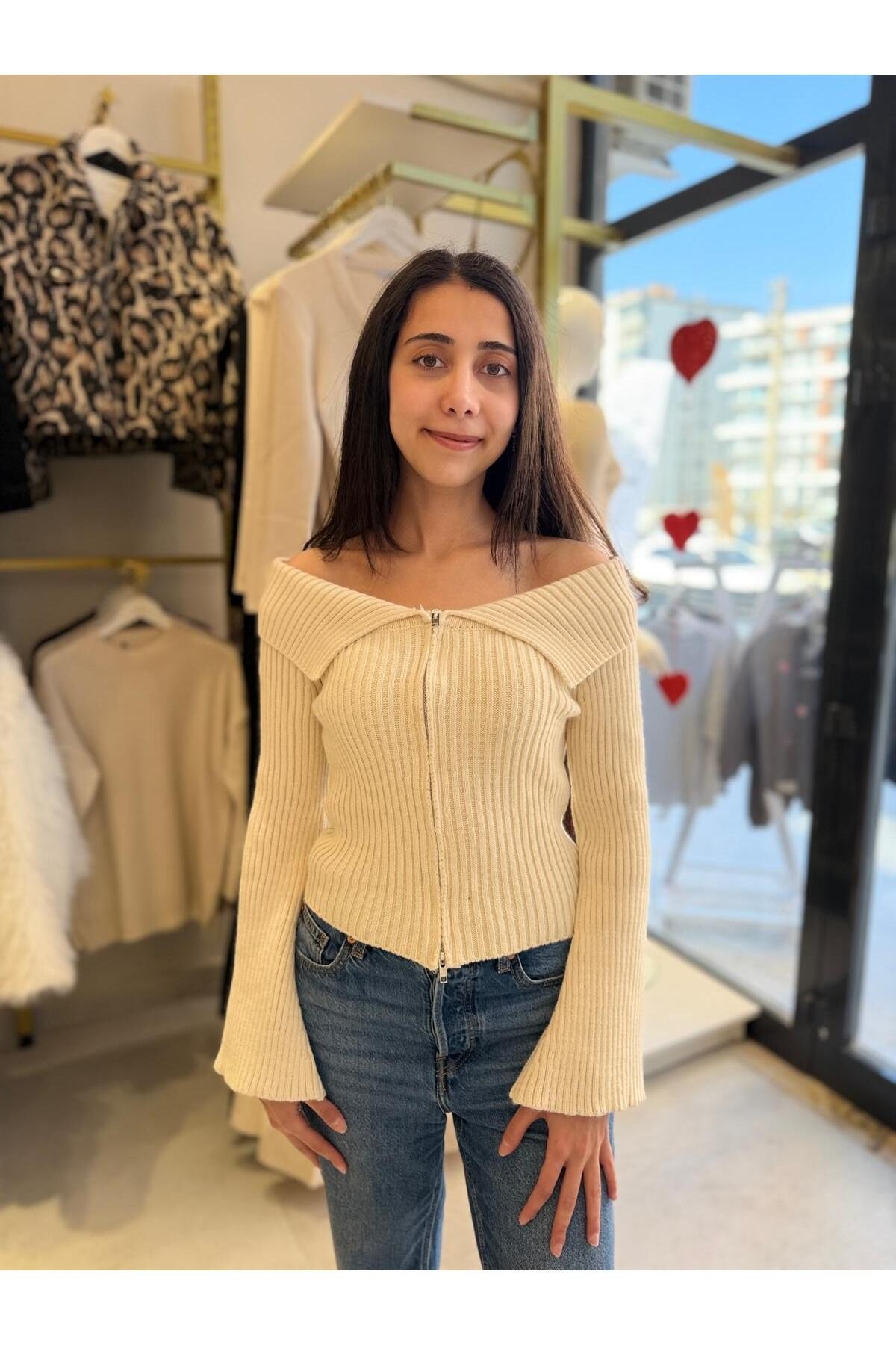 Trend Ekru Madonna Yaka Önü Fermuarlı Fit Triko Bluz