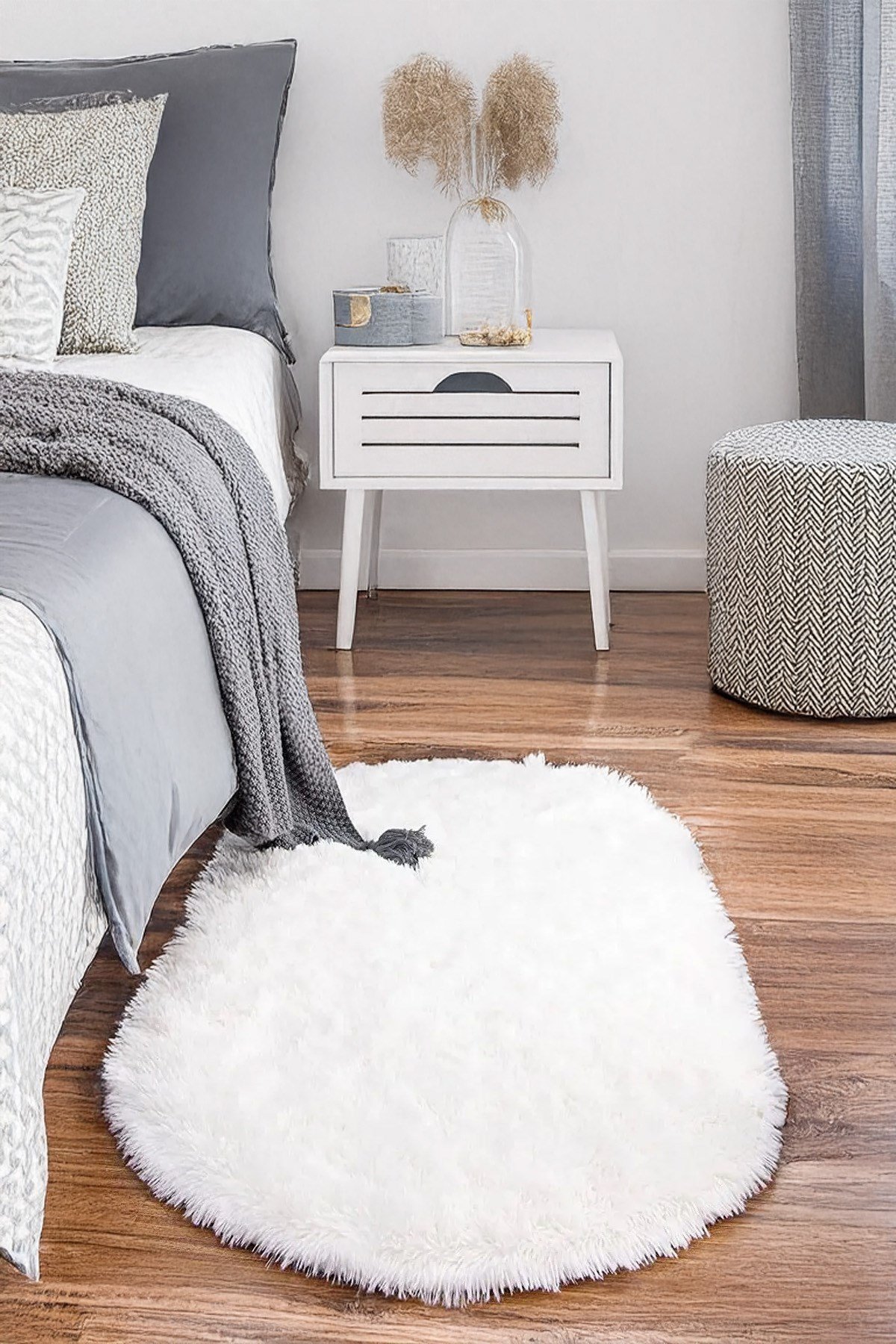 Beyaz Oval Peluş Post Halı Yolluk Yumuşak Tüylü Puffy Kaymaz Taban Dekoratif Yıkanabilir Modern