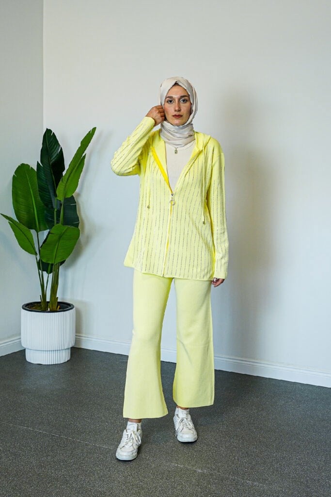 SHENAY Ivory Grace Tesettür Kombin Spor Şık Kapüşonlu Çizgi Detaylı Yeni Sezon - Sarı
