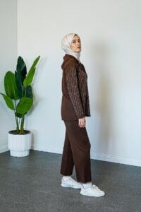 SHENAY Ivory Grace Tesettür Kombin Spor Şık Kapüşonlu Çizgi Detaylı Yeni Sezon - Kahve