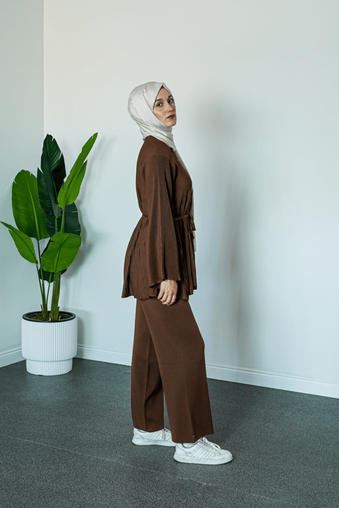 SHENAY Soft Harmony Tesettür İkili Takım V Yaka Kuşaklı 4 Mevsim Rahat Kalıp - Kahve