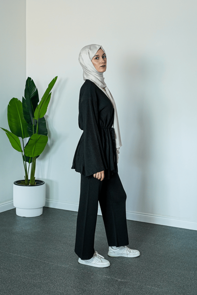 SHENAY Soft Harmony Tesettür İkili Takım V Yaka Kuşaklı 4 Mevsim Rahat Kalıp - Siyah
