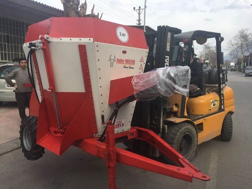 FutterMeister 2 m3 Traktor Tahrik Çekili Tip Kepçeli Yem Karma Makinası