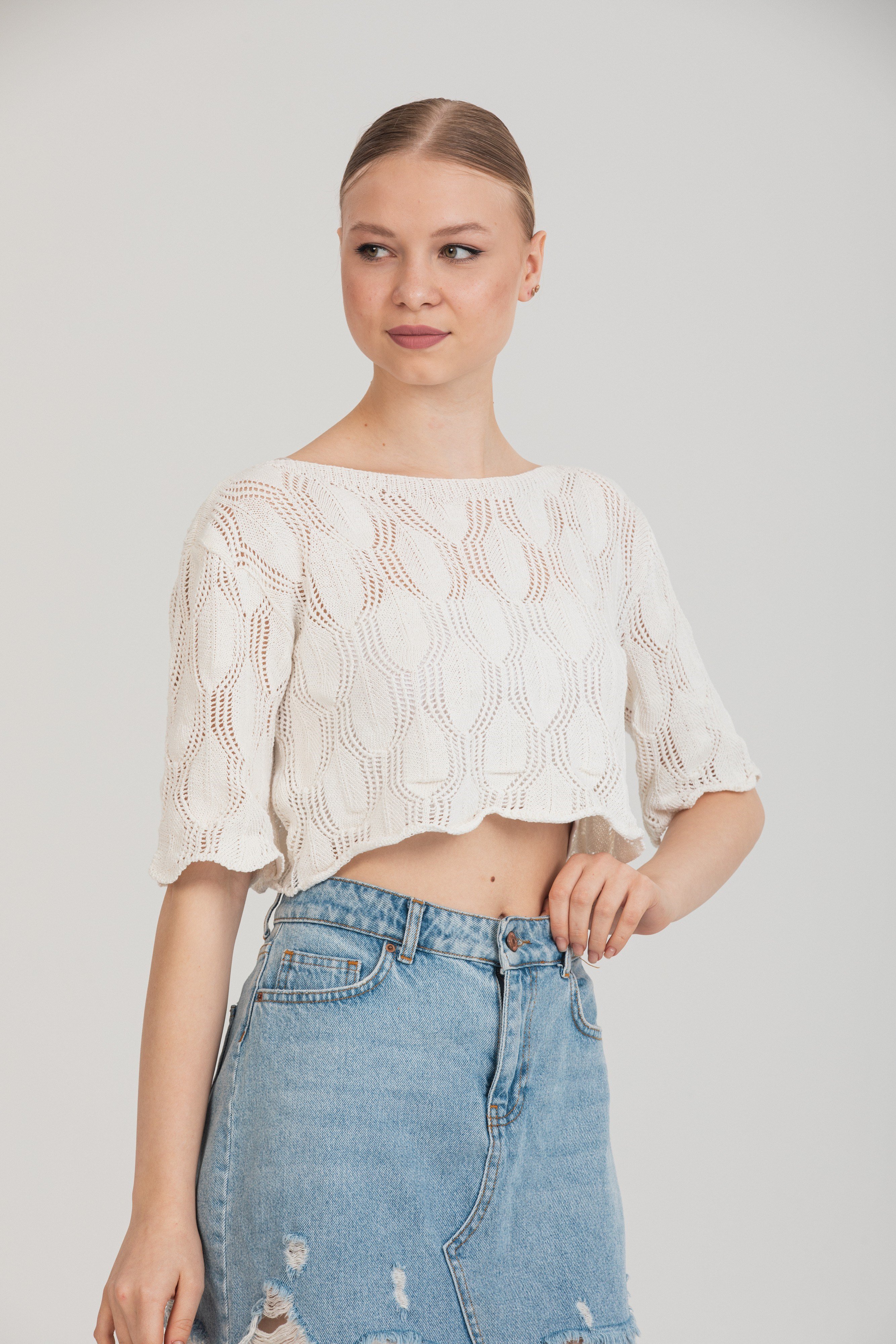 Zarif Ajurlu Dokulu Beyaz Crop Triko Bluz – Standart Beden