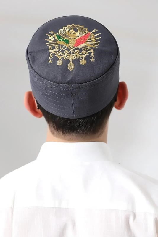 Gri Kapitone Osmanlı Arma Nakışlı Kalıp Namaz Takkesi