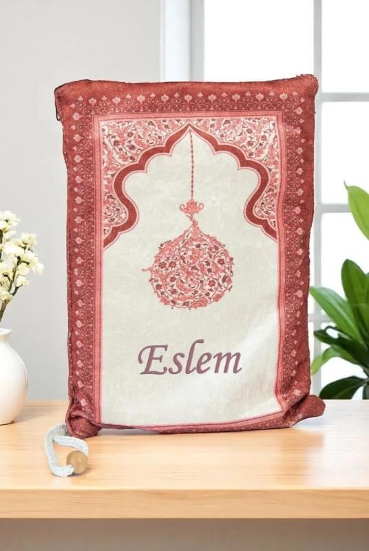 Nakış İşlemeli İsimli Kadife İpek Dokulu Mihrap Desenli Keseli İnci Tesbihli Seccade Kırmızı