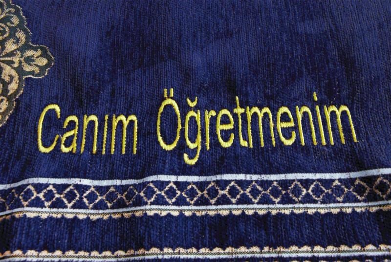 Özel Gün Hediyesi Nakış İşlemeli İsimli Şönil Seccade Lacivert