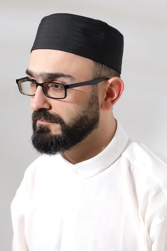 Siyah Kapitone Elif Vav Nakışlı Kalıp Namaz Takkesi