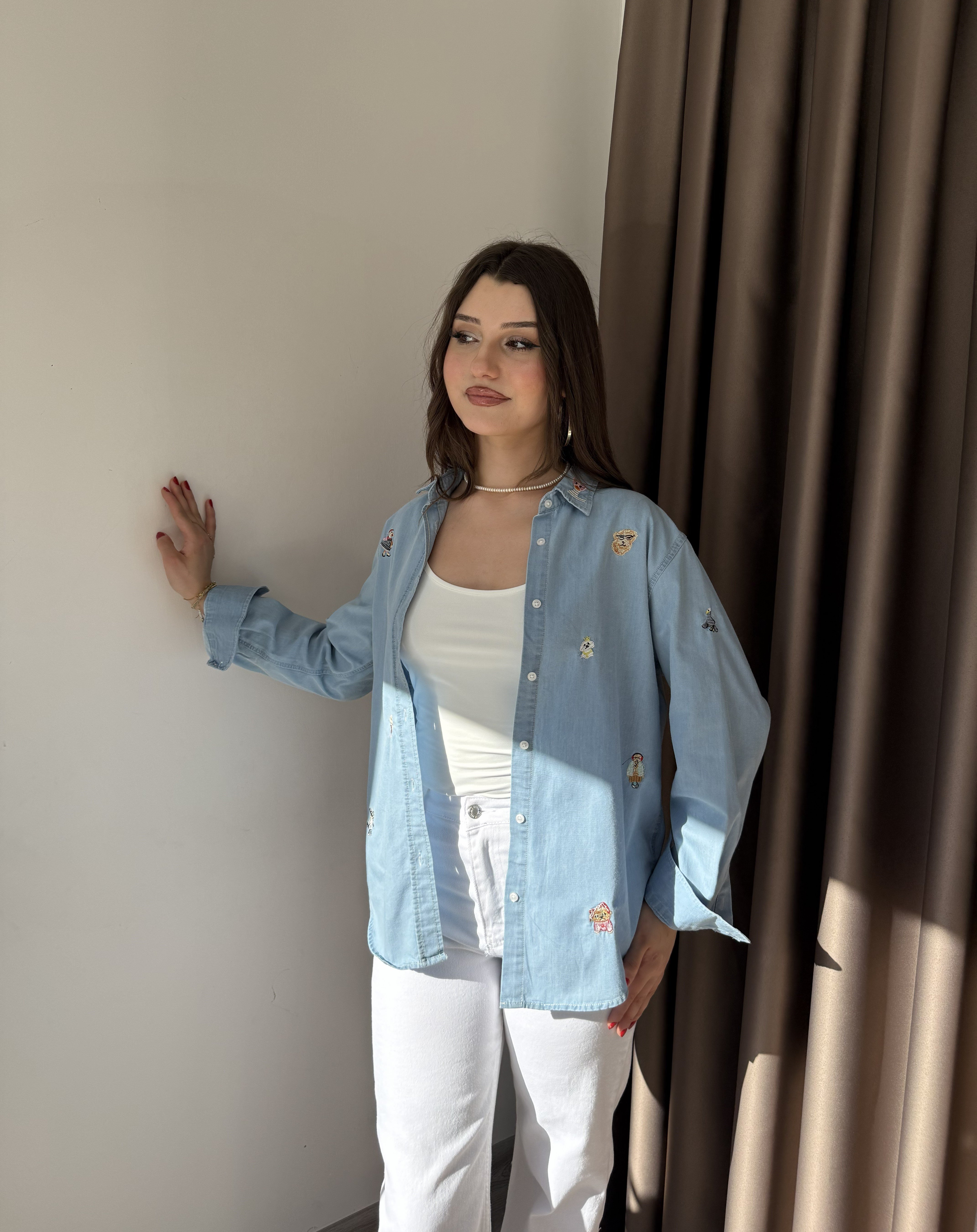 TASARIM İŞLEMELİ GÖMLEK