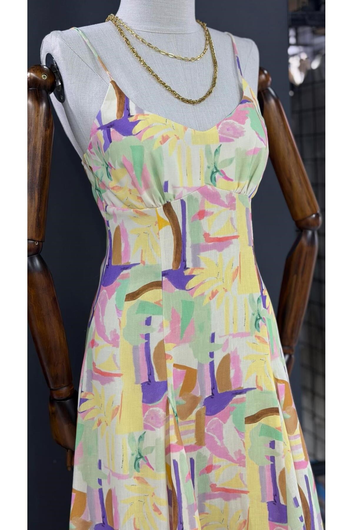 ASKILI PASTEL DESENLİ ELBİSE