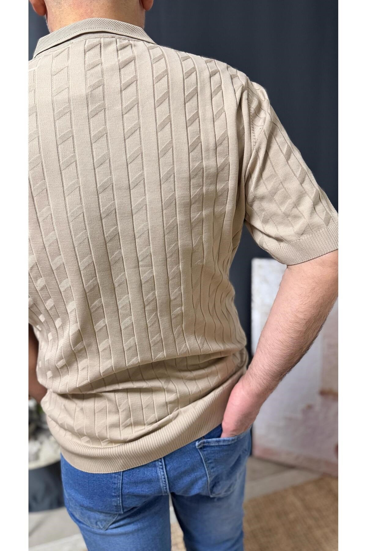 FERMUARLI POLO YAKA, BELİ LASTİKLİ , KENDİNDEN DETAYLI TİŞÖRT