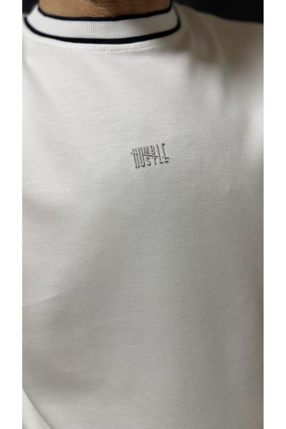 HUMBLE / HUSTLE , BISIKLET YAKA, BELİ VE KOLU DETAYLI, FIT KESIM TIŞÖRT