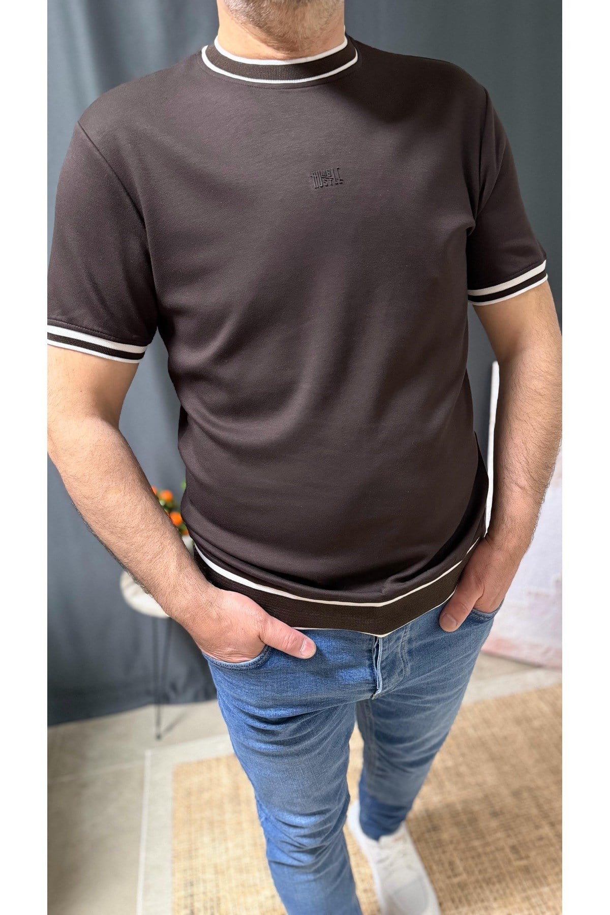 HUMBLE / HUSTLE , BISIKLET YAKA, BELİ VE KOLU DETAYLI, FIT KESIM TIŞÖRT