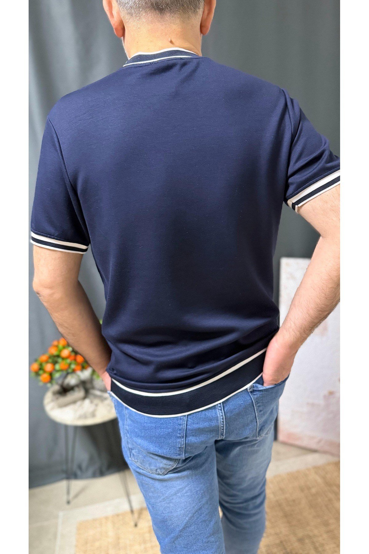 HUMBLE / HUSTLE , BISIKLET YAKA, BELİ VE KOLU DETAYLI, FIT KESIM TIŞÖRT