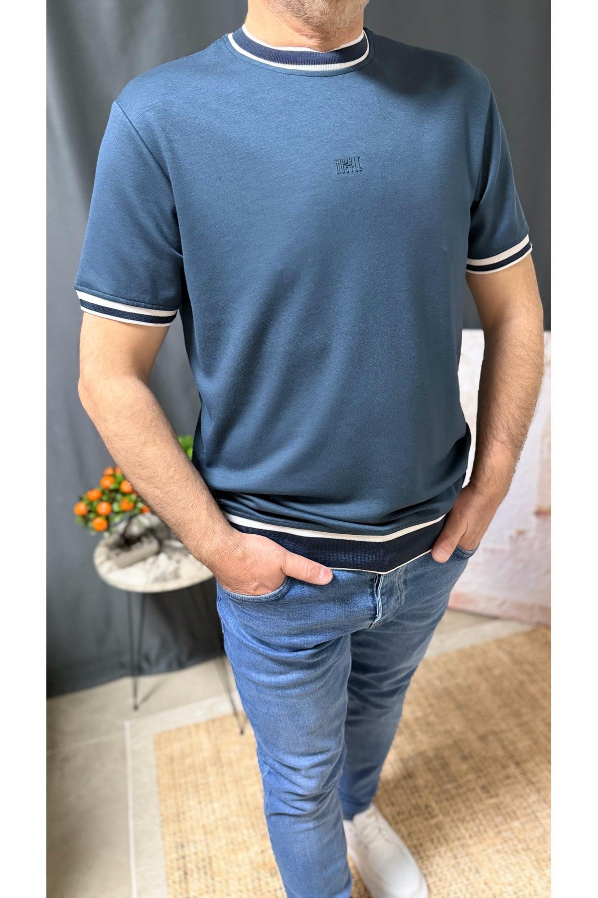 HUMBLE / HUSTLE , BISIKLET YAKA, BELİ VE KOLU DETAYLI, FIT KESIM TIŞÖRT