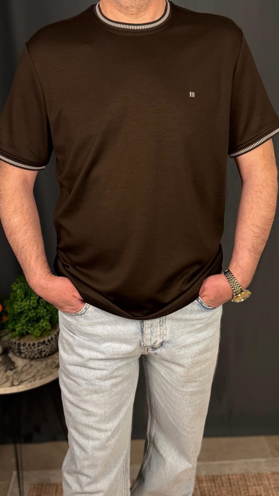 KOL VE YAKA DETAYLI , BİSİKLET YAKA , OYSHO KUMAŞ , TİŞÖRT (kahverengi))
