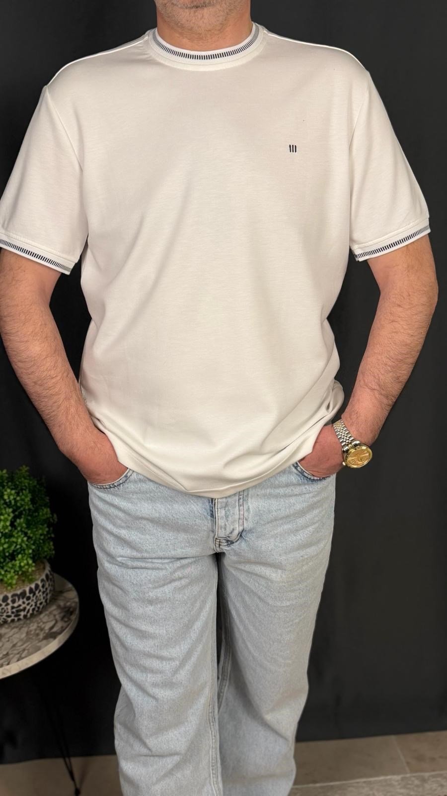 KOL VE YAKA DETAYLI , BİSİKLET YAKA , OYSHO KUMAŞ , TİŞÖRT (Beyaz)