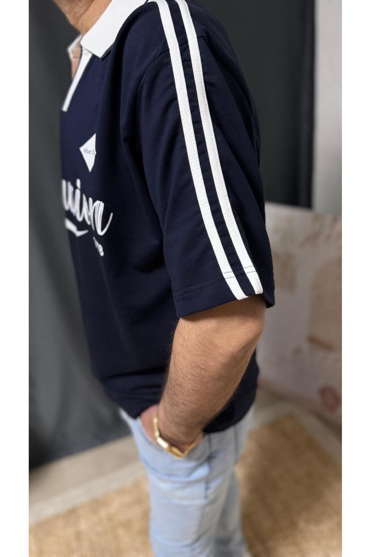 OVERSİZE BASKILI POLO YAKA KOLLARI ÇİZGİLİ TİŞÖRT