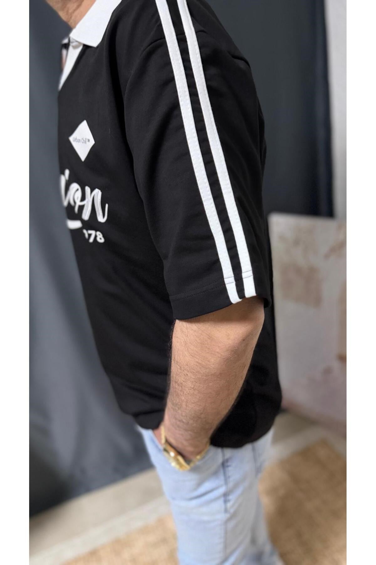 OVERSİZE BASKILI POLO YAKA KOLLARI ÇİZGİLİ TİŞÖRT
