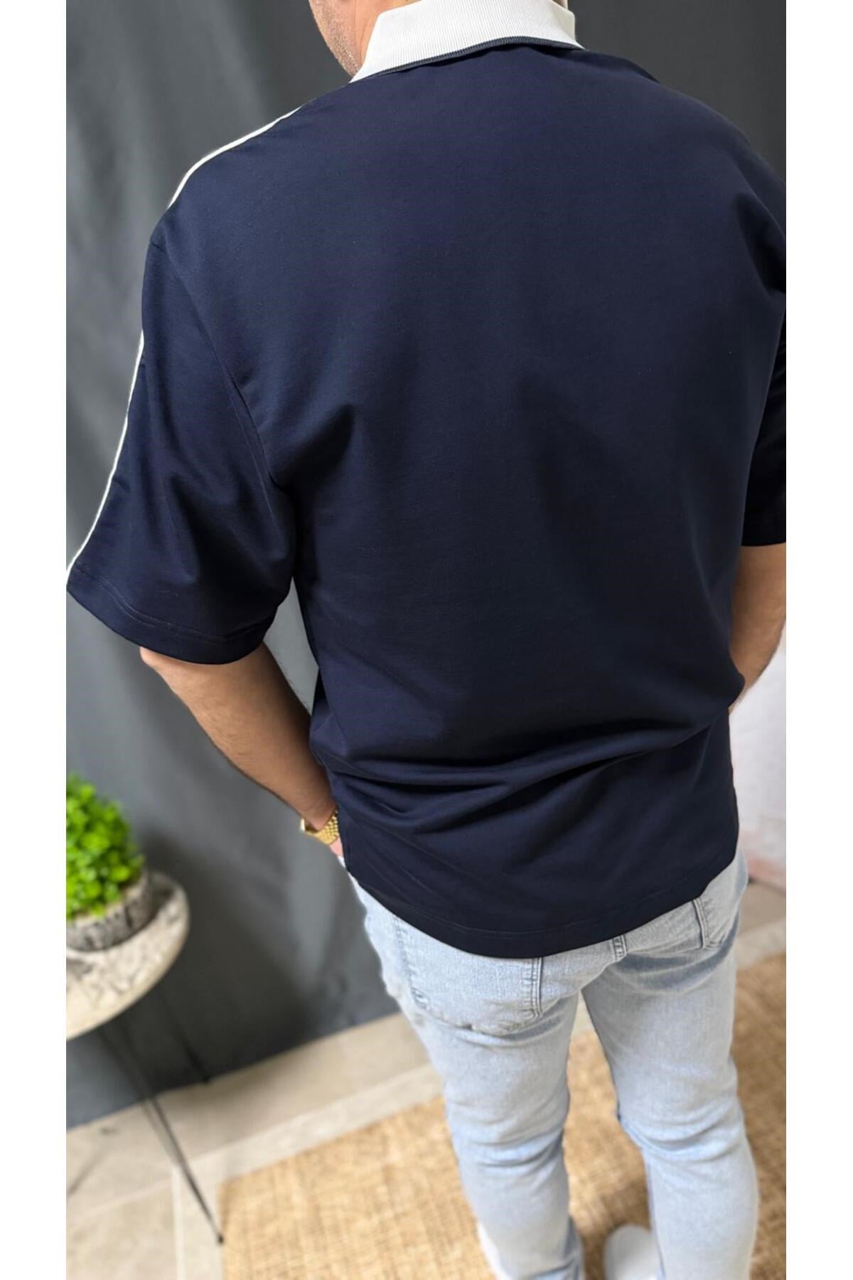 OVERSİZE BASKILI POLO YAKA KOLLARI ÇİZGİLİ TİŞÖRT