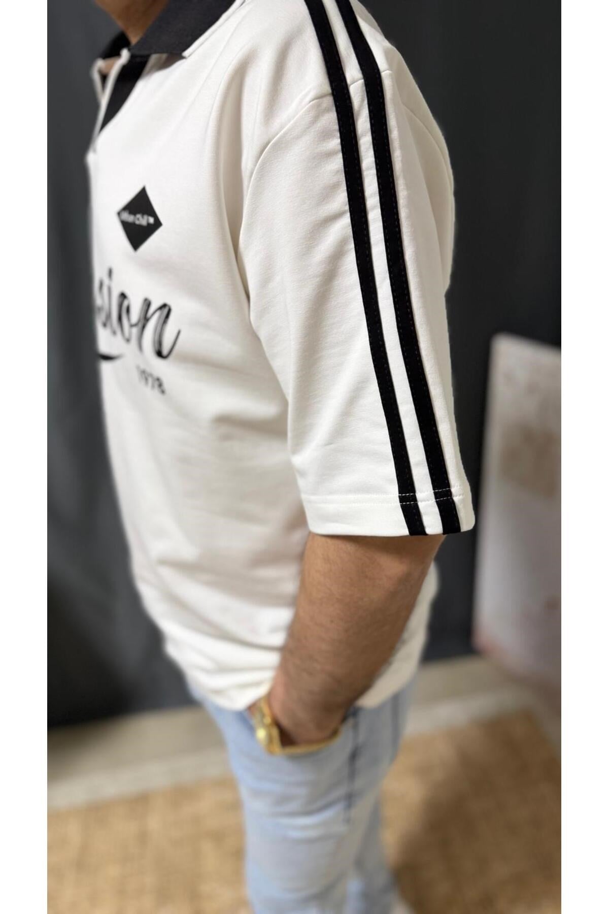 OVERSİZE BASKILI POLO YAKA KOLLARI ÇİZGİLİ TİŞÖRT