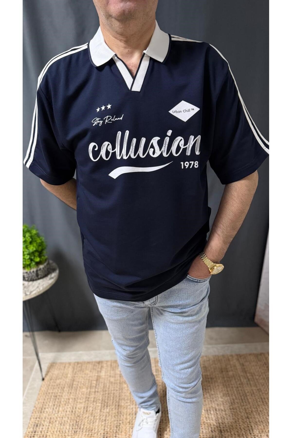 OVERSİZE BASKILI POLO YAKA KOLLARI ÇİZGİLİ TİŞÖRT