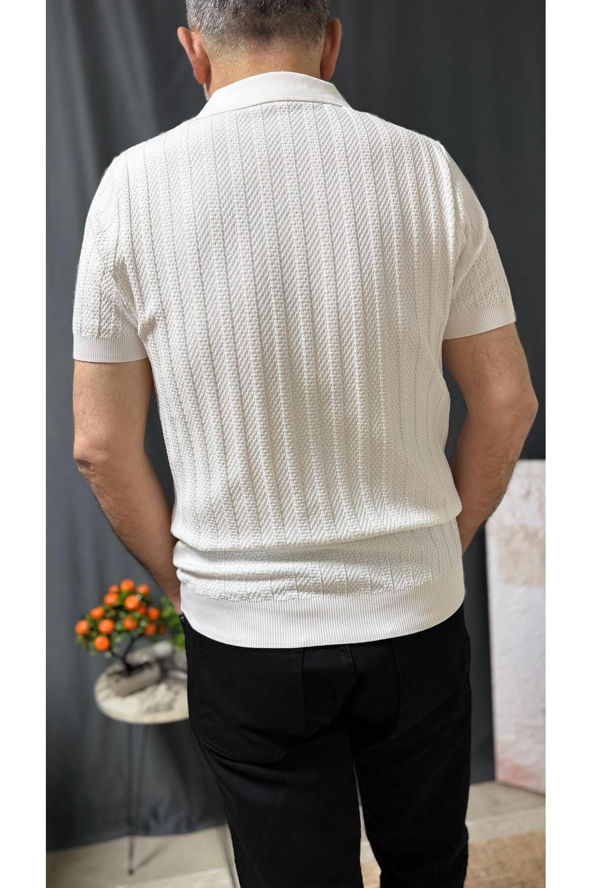 POLO YAKA KENDİNDEN DETAYLI, KOLU VE BELİ LASLİKLİ TİŞÖRT
