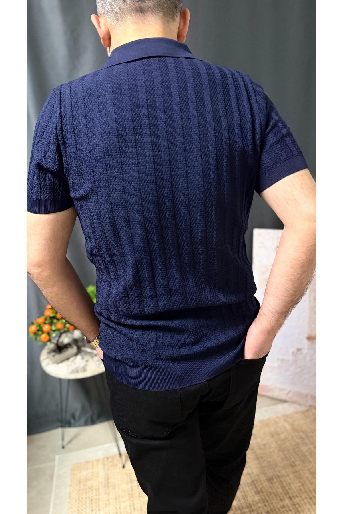 POLO YAKA KENDİNDEN DETAYLI, KOLU VE BELİ LASLİKLİ TİŞÖRT