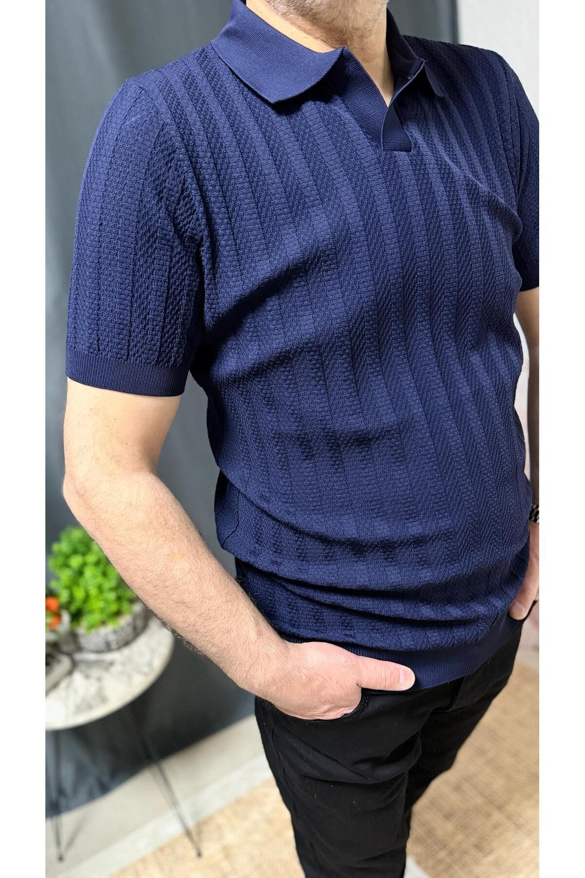 POLO YAKA KENDİNDEN DETAYLI, KOLU VE BELİ LASLİKLİ TİŞÖRT