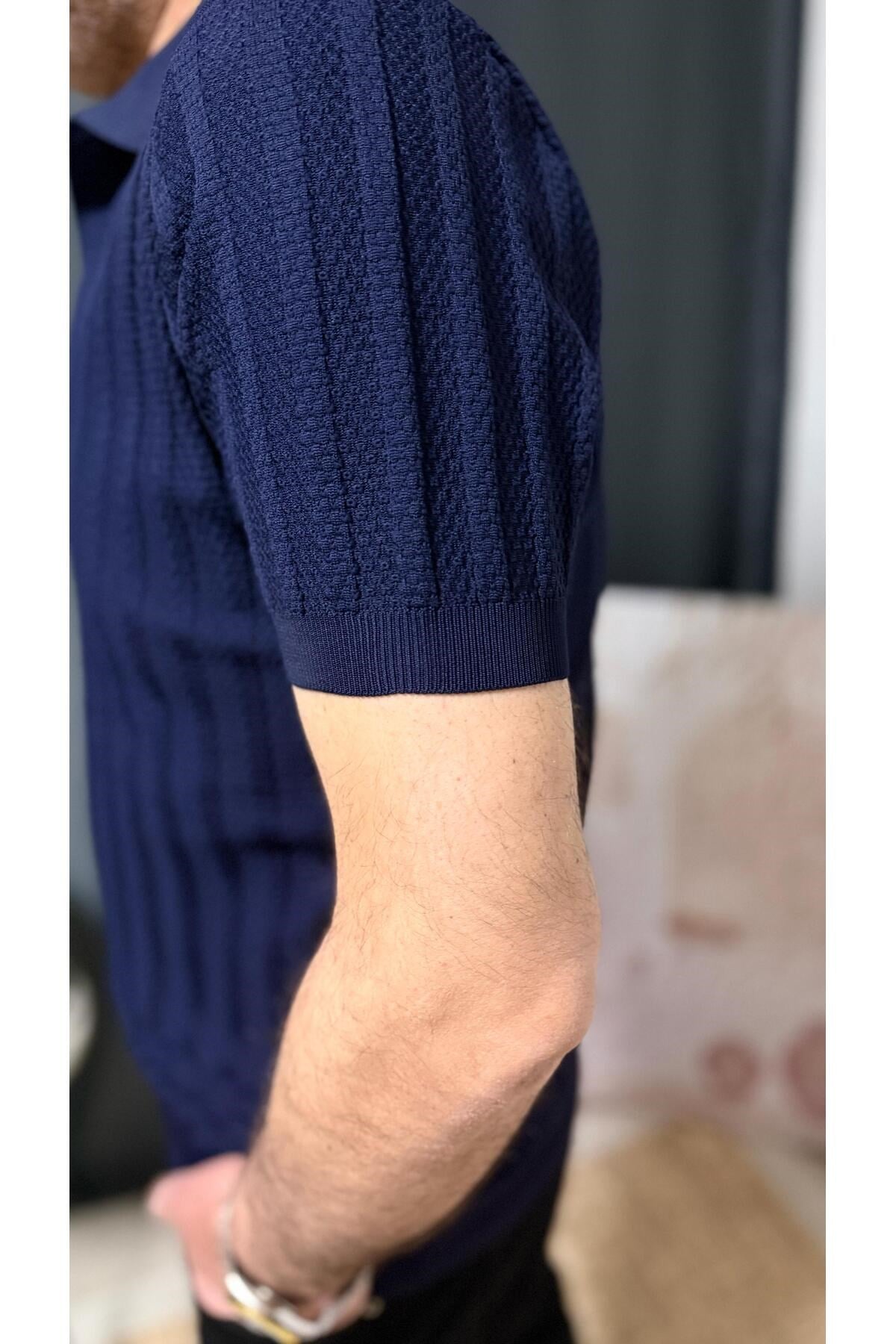 POLO YAKA KENDİNDEN DETAYLI, KOLU VE BELİ LASLİKLİ TİŞÖRT