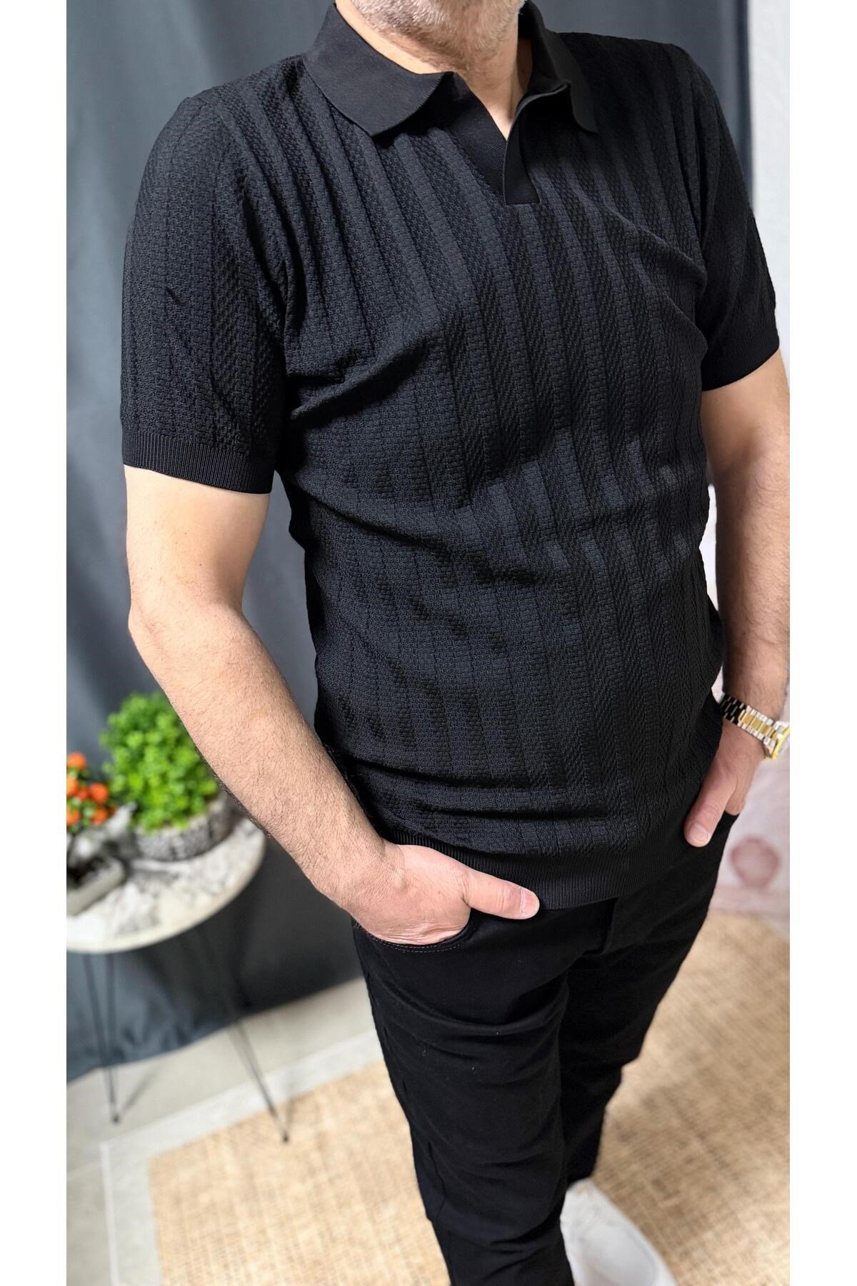 POLO YAKA KENDİNDEN DETAYLI, KOLU VE BELİ LASLİKLİ TİŞÖRT