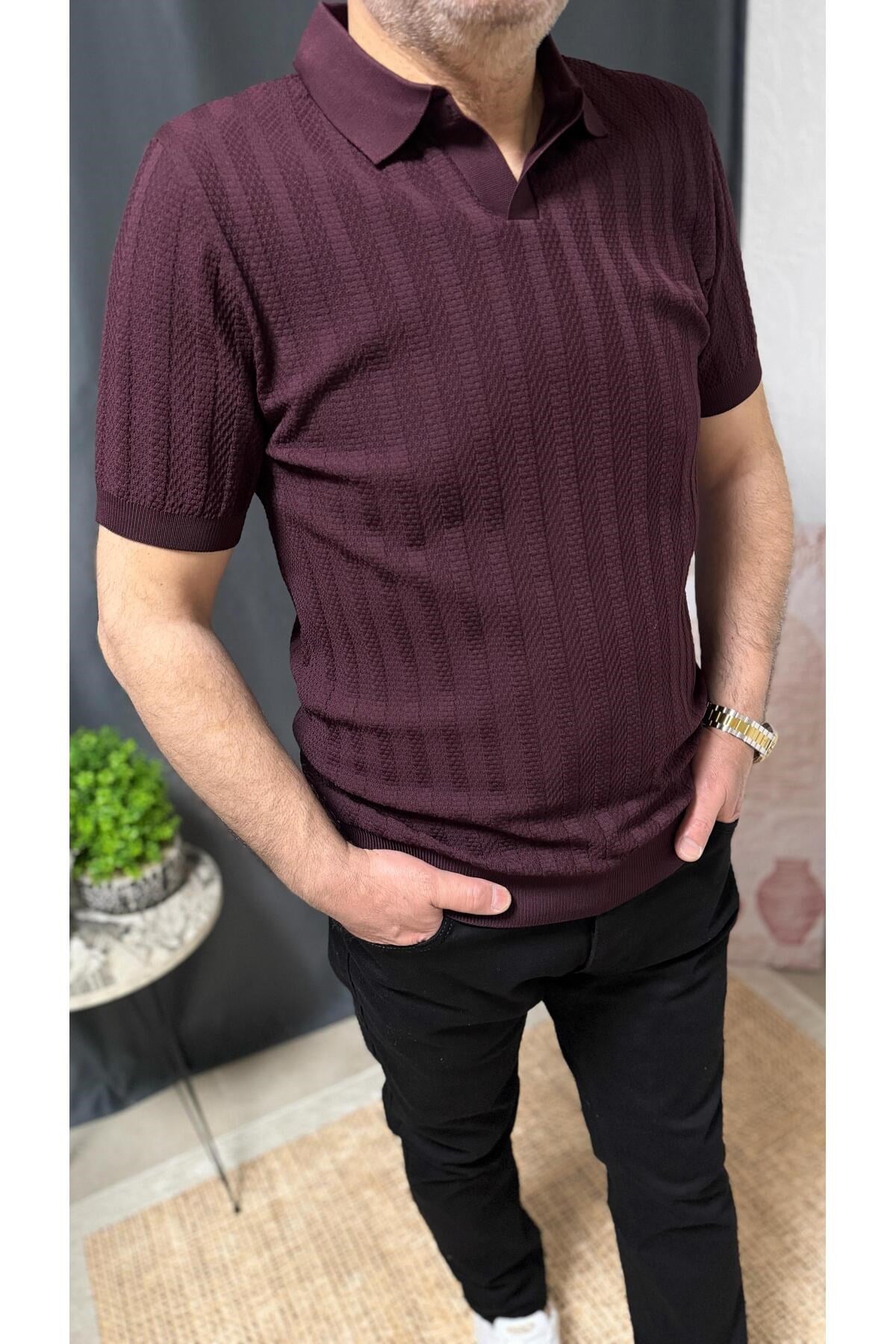 POLO YAKA KENDİNDEN DETAYLI, KOLU VE BELİ LASLİKLİ TİŞÖRT