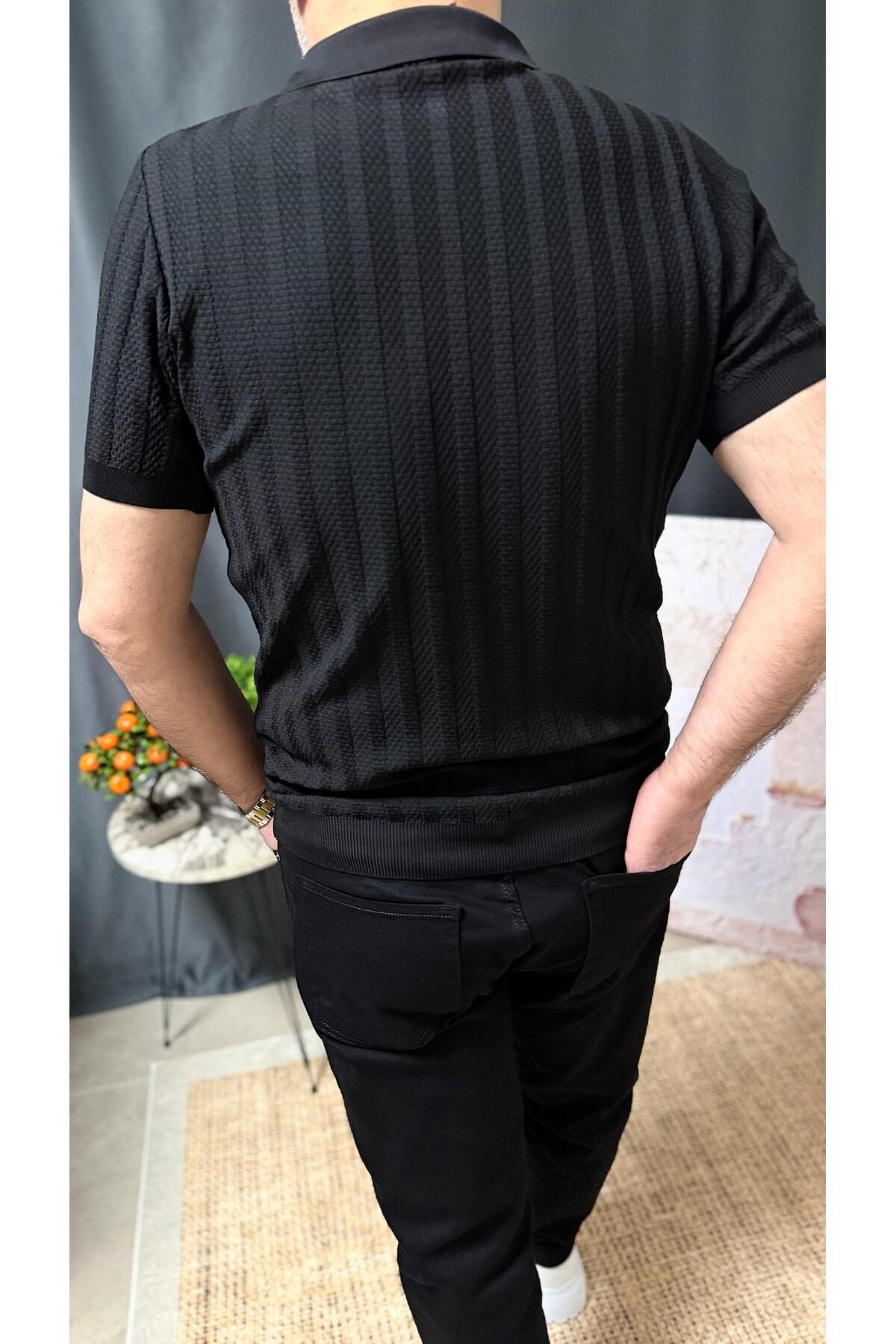 POLO YAKA KENDİNDEN DETAYLI, KOLU VE BELİ LASLİKLİ TİŞÖRT