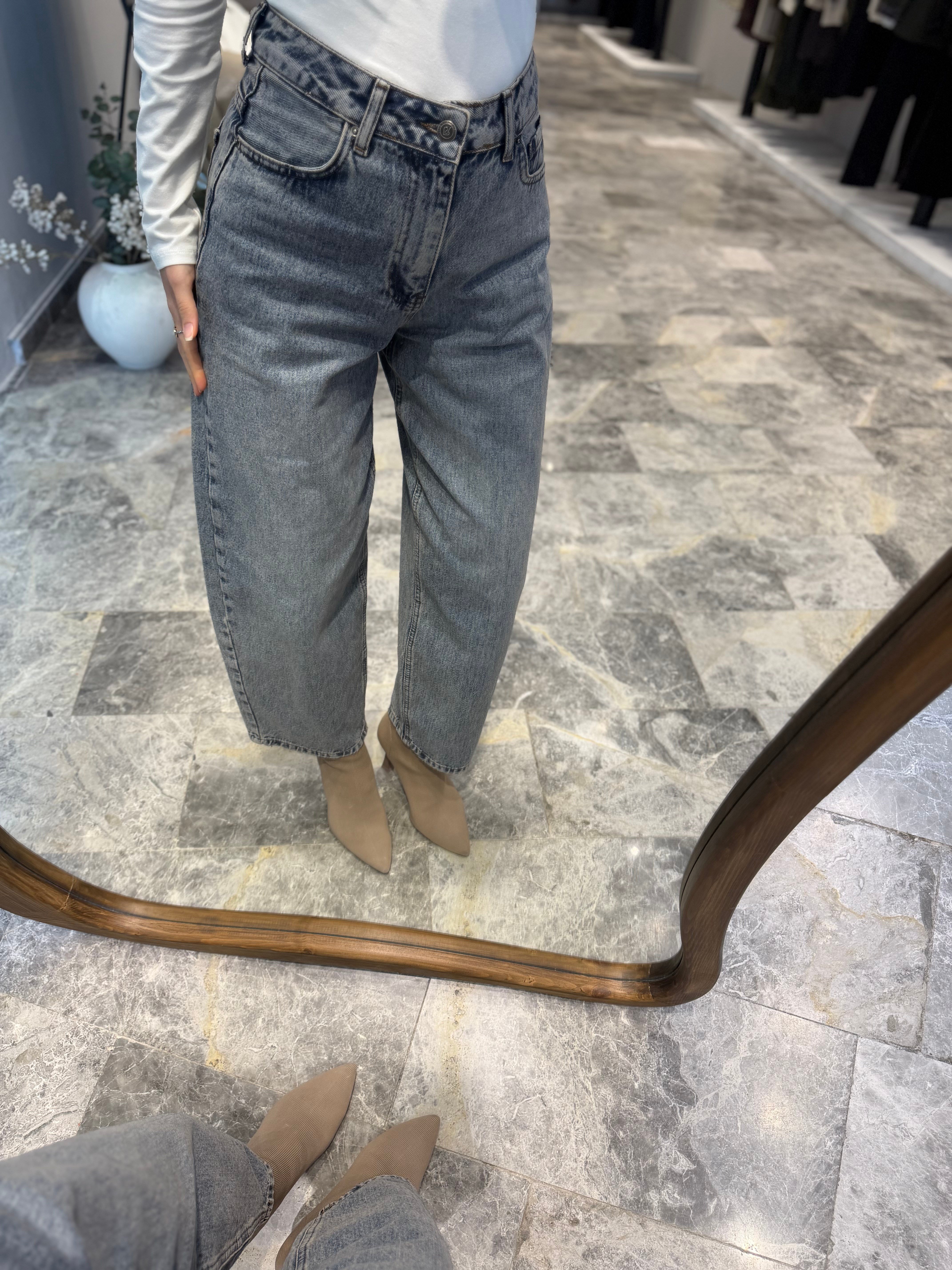 A.Mavi Barrel Jean
