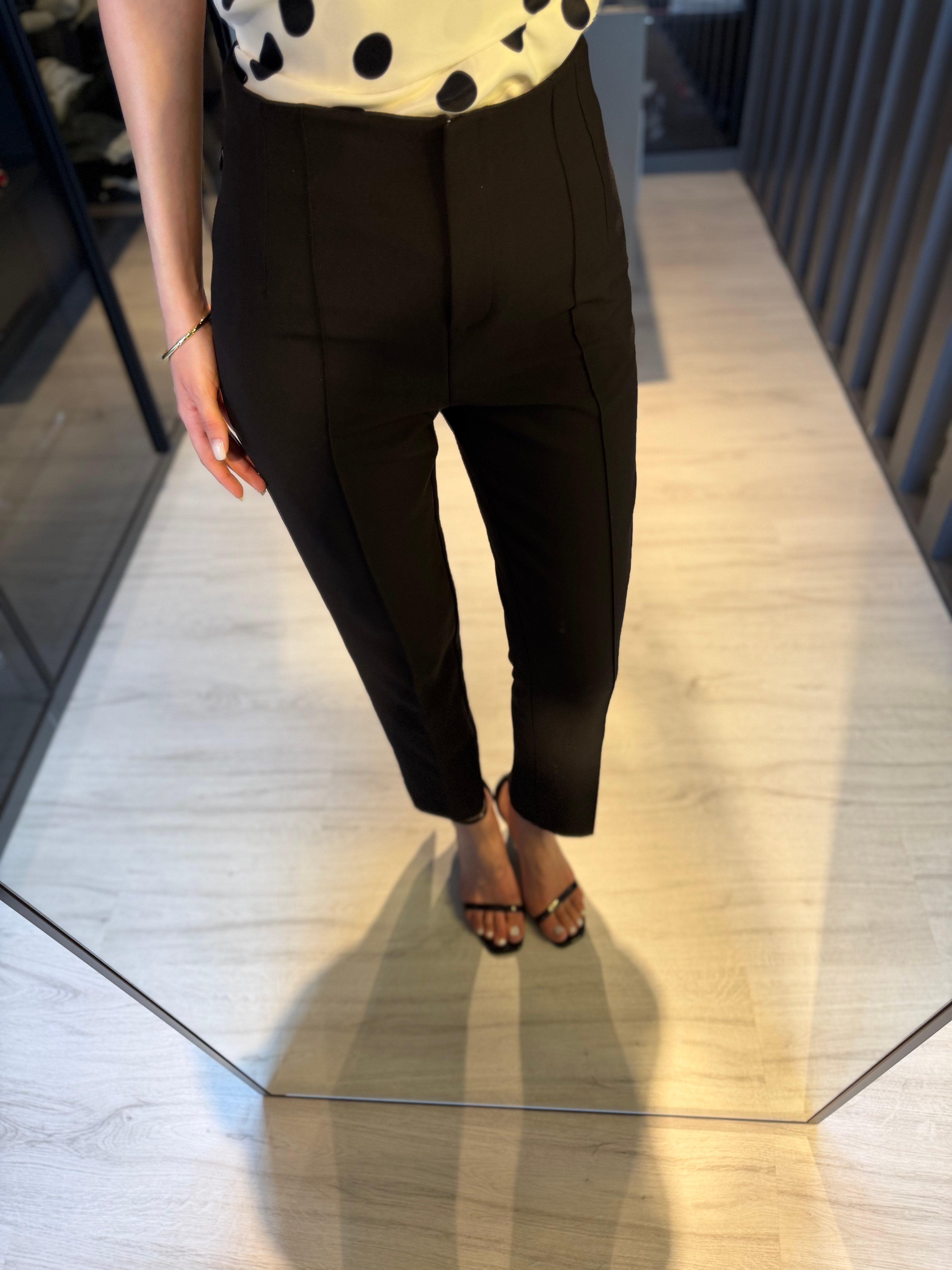 Siyah Paça Yırtmaçlı Fit Pantolon 