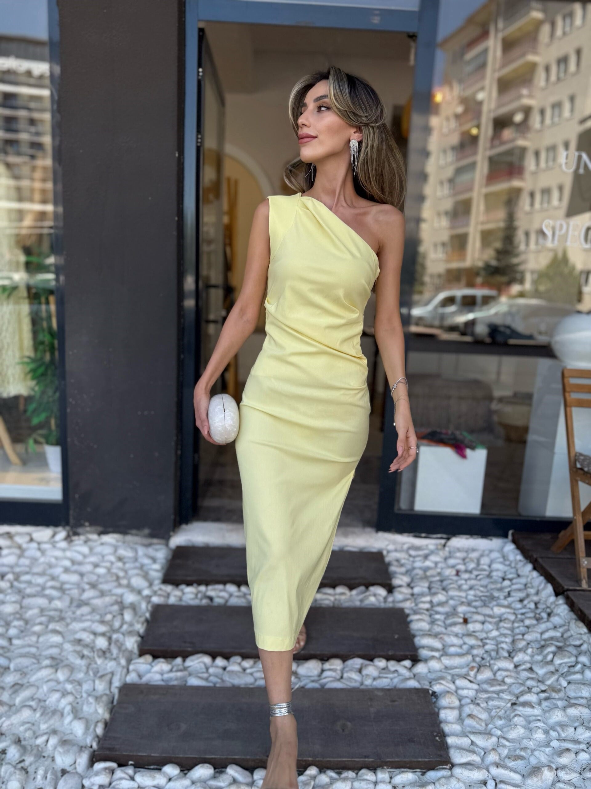 Tek omuz drapeli midi elbise