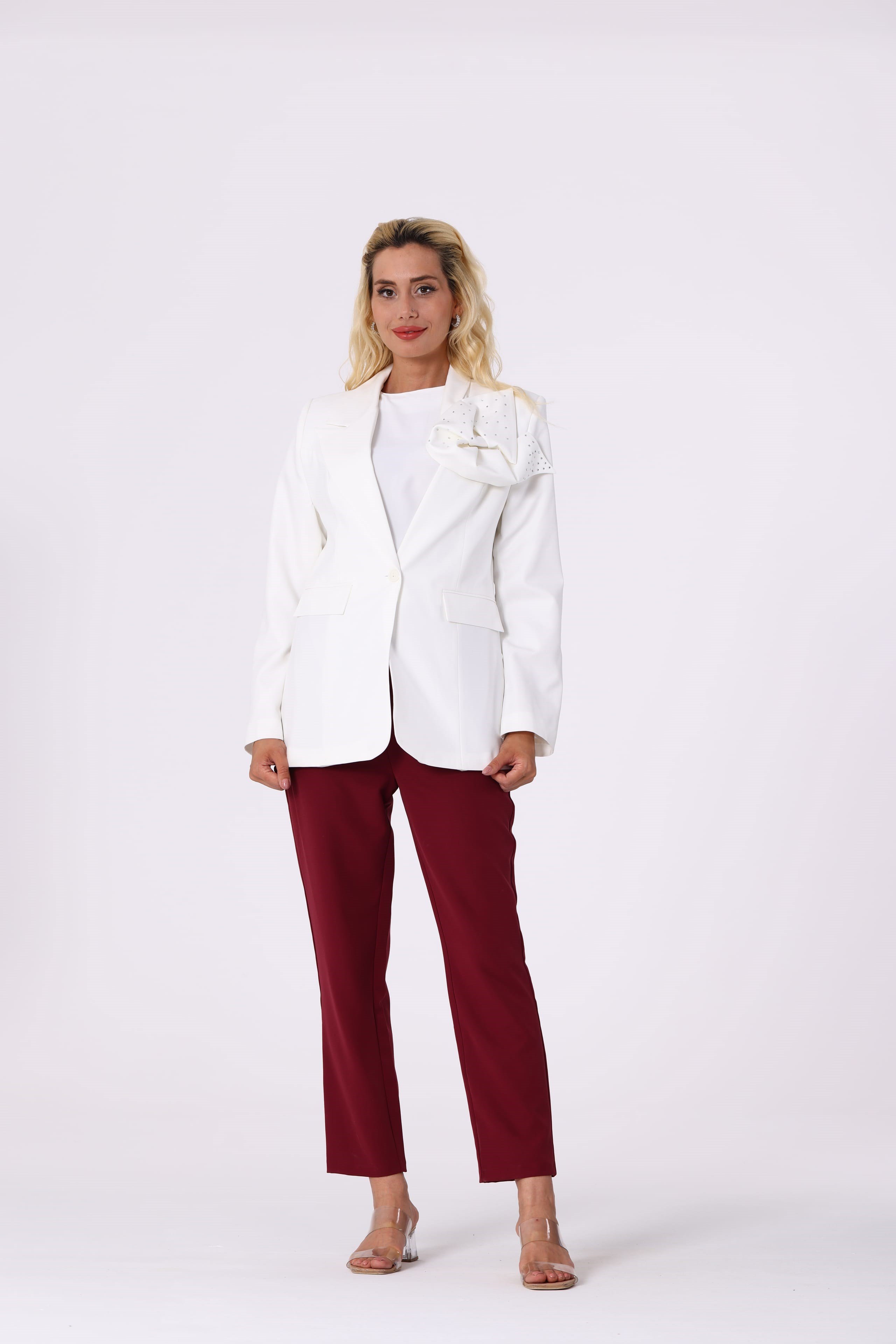 Beyaz Tek Düğmeli Broş Detaylı Kadın Blazer Ceket