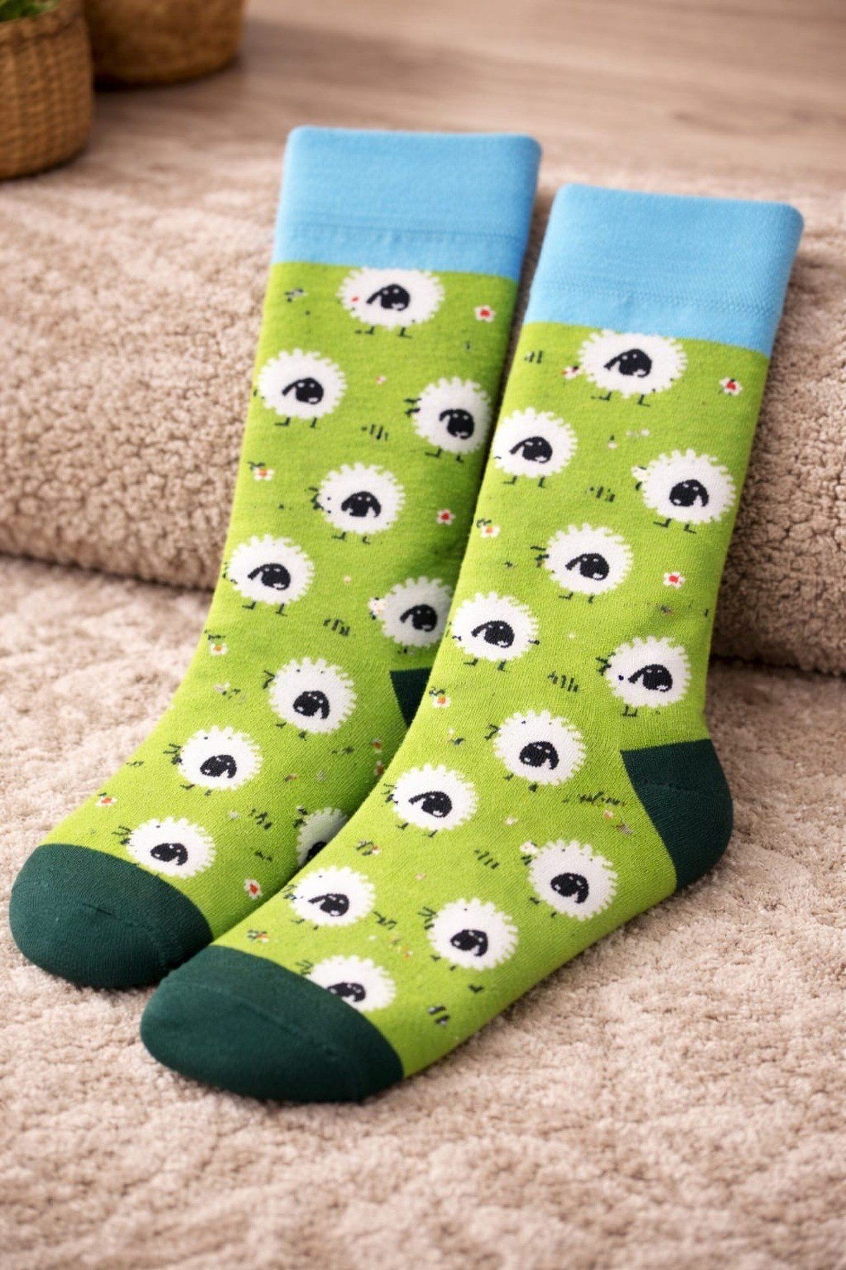 Koyun Desenli Renkli Unisex Çorap – Eğlenceli ve Konforlu Tasarım 🐑🌼