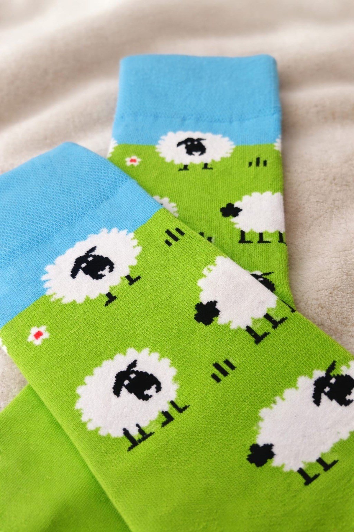 Koyun Desenli Renkli Unisex Çorap – Eğlenceli ve Konforlu Tasarım 🐑🌼