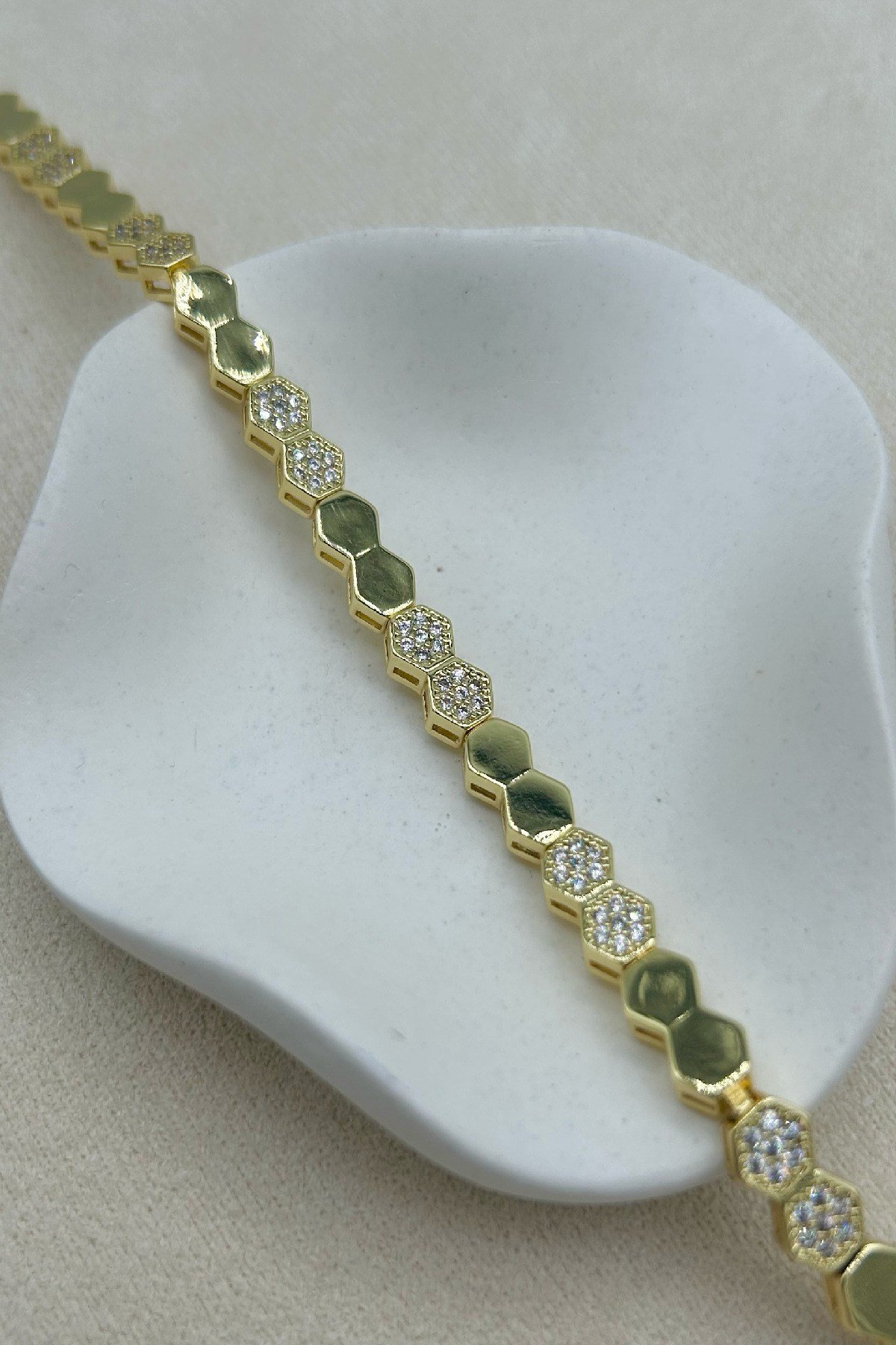 14K Altın Kaplama Petek Model Taşlı Kadın Bileklik - Ayarlanabilir (16 cm+ 2 cm)