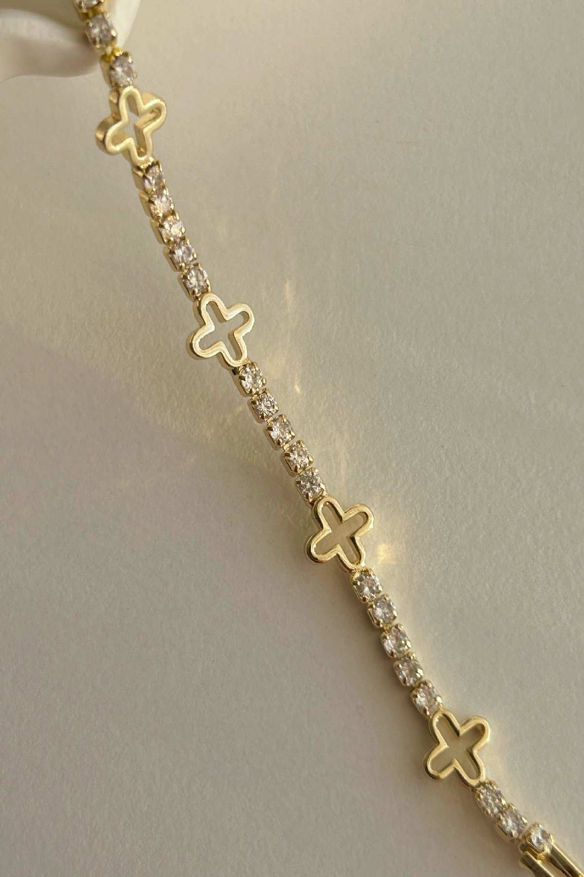 14K Altın Kaplama Premium Yonca Detaylı Işıltılı Bileklik - Ayarlanabilir (17 cm+2 cm)